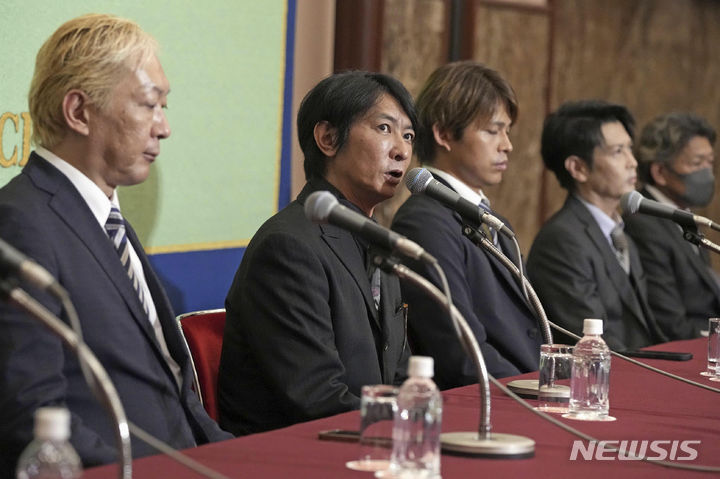 [도쿄=AP/뉴시스]일본의 거대 엔터테이먼트 업체 '스마일 업(SMILE-UP·구 쟈니스)'이 창업자 겸 전 사장인 고(故) 쟈니 기타가와(ジャニー喜多川·2019년 사망) 성착취 피해자 23명에게 보상금 지급을 완료했다고 1일 발표했다. 사진은 쟈니 기타자와 성착취 피해자 모임 '쟈니스성가해문제당사자모임' 등이 지난 9월 7일 도쿄의 '일본내셔널프레스클럽'에서 기자회견을 가지고 있는 모습. 해당 모임의 대표인 히라모토 준야가 발언하고 있다. 2023.12.01.