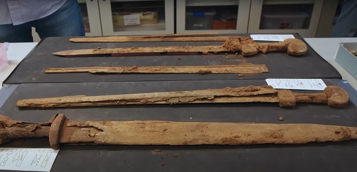 [서울=뉴시스] 이스라엘 사해 근처 동굴에서 잘 보존된 로마 시대 검 4자루가 발견됐다고 6일(현지시간) 영국 BBC 등 외신은 보도했다. 사진은 사해 근처 동굴에서 발견된 4점의 검. (사진=유튜브 갈무리). 2023.09.07. *재판매 및 DB 금지