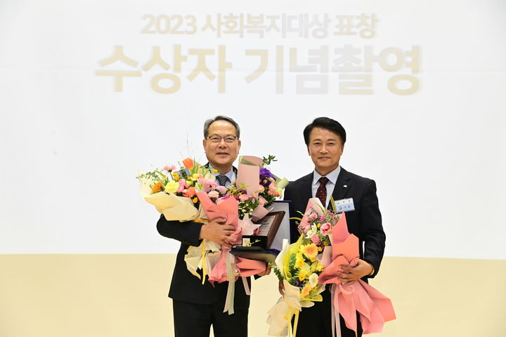 [진주=뉴시스] 진주시복지재단 이성갑(사진 왼쪽) 이사장, 진주시사회복지 대상 수상. *재판매 및 DB 금지