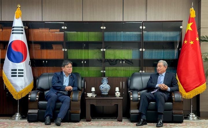 [제주=뉴시스] 제주도의회 현길호 더불어민주당 원내대표와 왕루신 주제주 중국 총영사. (사진=제주도의회 제공) *재판매 및 DB 금지