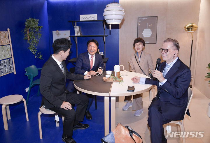 [광주=뉴시스] 강기정 광주시장이 지난 6일 오후 광주비엔날레에서 뻬까 메쪼(Pekka Metso) 주한 핀란드 대사와 환담을 나누고 있다. (사진 = 광주시 제공)