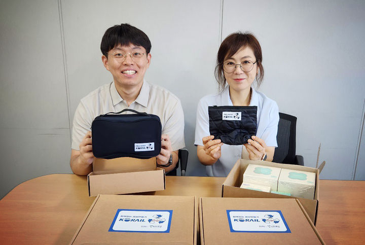 [서울=뉴시스] 한국철도공사(코레일) 노사가 직원 근무복을 활용해 만든 응급용품 파우치를 취약계층에 전달했다고 7일 밝혔다. 2023.09.07. (사진=코레일 제공) photo@newsis.com *재판매 및 DB 금지