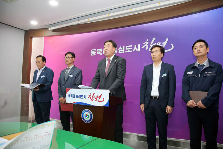 [창원=뉴시스] 강경국 기자 = 장동화 경남 창원산업진흥원장이 7일 창원시청 프레스센터에서 중소기업의 기술 경쟁력 강화를 위해 방위산업 및 미래모빌리티 산업 활성화 등에 대해 브리핑을 하고 있다. (사진=창원시청 제공). 2023.09.07. photo@newsis.com *재판매 및 DB 금지