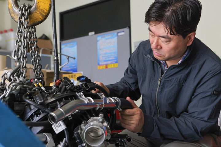 [대전=뉴시스] 기계연구원 최영 책임연구원이 수소엔진을 점검하고 있다.(사진=기계연구원 제공) *재판매 및 DB 금지