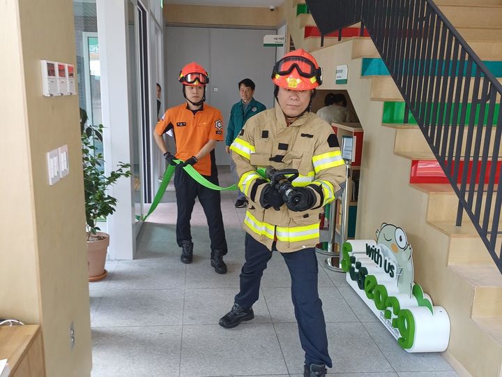 [대구=뉴시스] 대구시 수성구 범어 4동은 만촌119안전센터와 재난 상황 대응 합동 소방 훈련을 실시했다. (사진 = 대구시 수성구 제공) 2023.09.07. photo@newsis.com *재판매 및 DB 금지