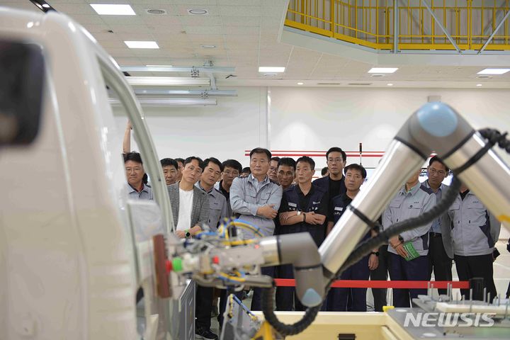 [광주=뉴시스]기아 AutoLand 광주에서 열린 E-FOREST 테크데이’ 행사에 참석한 박래석 기아 AutoLand광주공장장을 비롯한 임직원들이 행사장에 전시된 신 제조기술 전시물을 살펴보고 있는 모습. 