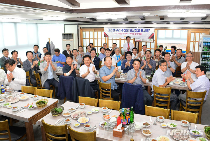 [창원=뉴시스] 홍정명 기자=경상남도의회 의장과 의원, 사무처 간부공무원, 마산어시장상인회 간부들이 7일 마산어시장 한 횟집에서 오찬간담회에 앞서 기념촬영하고 있다.(사진=경남도의회 제공) 2023.09.07. photo@newsis.com