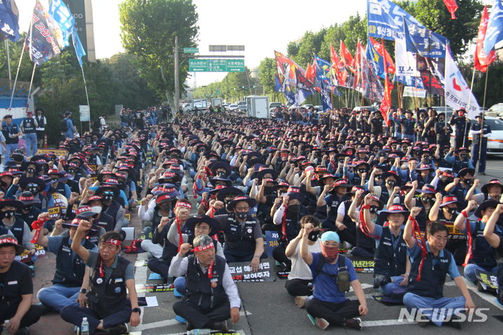 [포항=뉴시스] 안병철 기자 = 7일 오후 포스코 포항제철소 본사 앞에서 한국노총 금속노련 포스코노동조합 등 조합원 2000여 명이 모인 가운데 쟁의대책위원회 출범식을 가졌다. 2023.09.07. abc1571@newsis.com