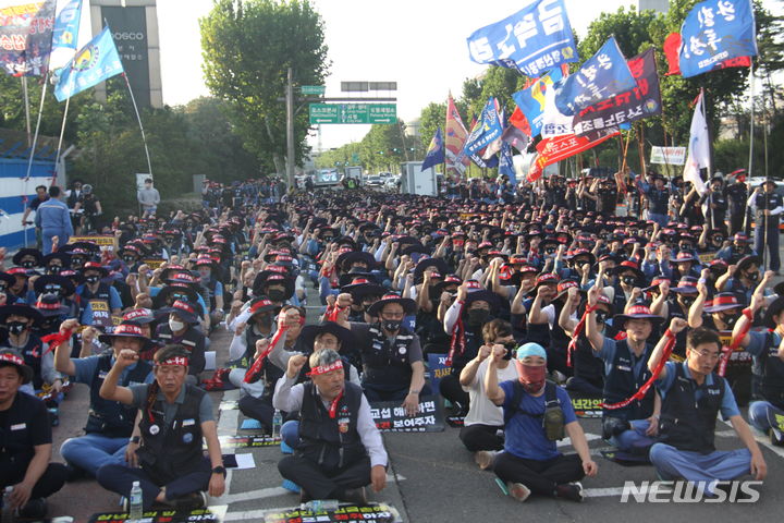 [포항=뉴시스] 안병철 기자 = 7일 오후 포스코 포항제철소 본사 앞에서 한국노총 금속노련 포스코노동조합 등 조합원 2000여 명이 모인 가운데 쟁의대책위원회 출범식을 가졌다. 2023.09.07. abc1571@newsis.com