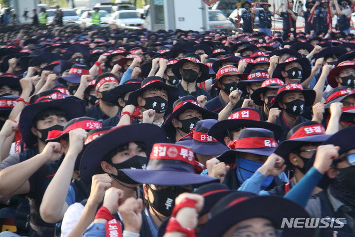 [포항=뉴시스] 안병철 기자 = 7일 오후 포스코 포항제철소 본사 앞에서 한국노총 금속노련 포스코노동조합 등 조합원 2000여 명이 모인 가운데 쟁의대책위원회 출범식을 가졌다. 2023.09.07. abc1571@newsis.com