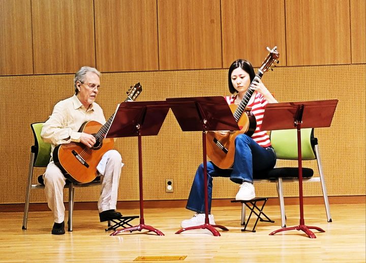 장하은과 연습 중인 클래식 기타리스트 에듀와르도 페르난데스. (사진=PMZ 제공) photo@newsis.com *재판매 및 DB 금지