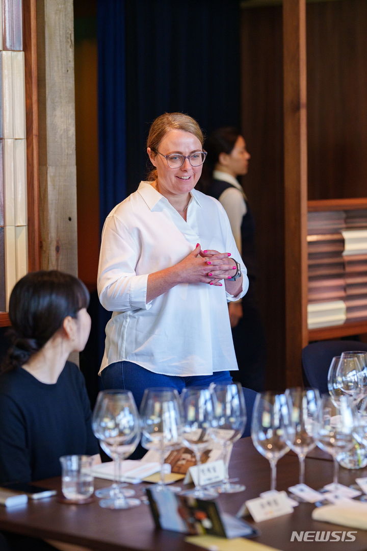 [서울=뉴시스] 헬렌 맥카시 아콜레이드 총괄 와인메이커가 6일 서울의 한 레스토랑에서 언론과 인터뷰를 하고 있다. (사진=아영FBC 제공)