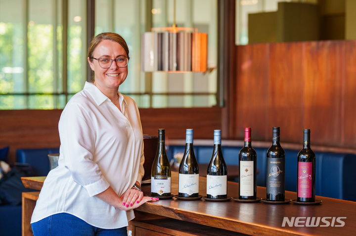 [서울=뉴시스] 헬렌 맥카시 아콜레이드 총괄 와인메이커가 6일 서울의 한 레스토랑에서 언론과 인터뷰를 마친후 포즈를 취하고 있다. (사진=아영FBC 제공) 