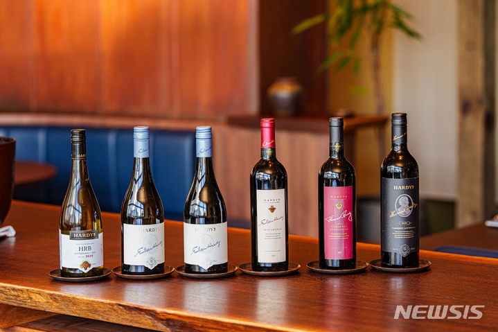 [서울=뉴시스] 왼쪽부터 ▲하디스 HRB 샤르도네 2021 ▲아일린 하디 샤르도네 2022 ▲아일린 하디 쉬라즈 1999,2020 ▲토마스 하디 카베르네 소비뇽 1999,2020. (사진=아영FBC 제공) 