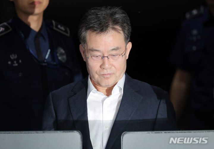 [의왕=뉴시스] 김금보 기자 = 화천대유자산관리 대주주 김만배씨가 7일 새벽 경기 의왕 서울구치소에서 만기출소하고 있다. 6일 법원이 화천대유자산관리 대주주 김만배씨에 대한 추가 구속영장을 발부하지 않기로 하면서 김씨는 두 번째로 구치소를 출소하게 됐다. 김씨는 지난 3월8일 대장동 개발사업 수익 390억여원을 빼돌려 숨긴 혐의 등으로 구속기소됐다. 형사소송법상 1심 단계에서 최대 6개월간 미결수 피고인을 구금할 수 있는데, 김씨의 구속 기한은 7일까지였다. 2023.09.07. kgb@newsis.com