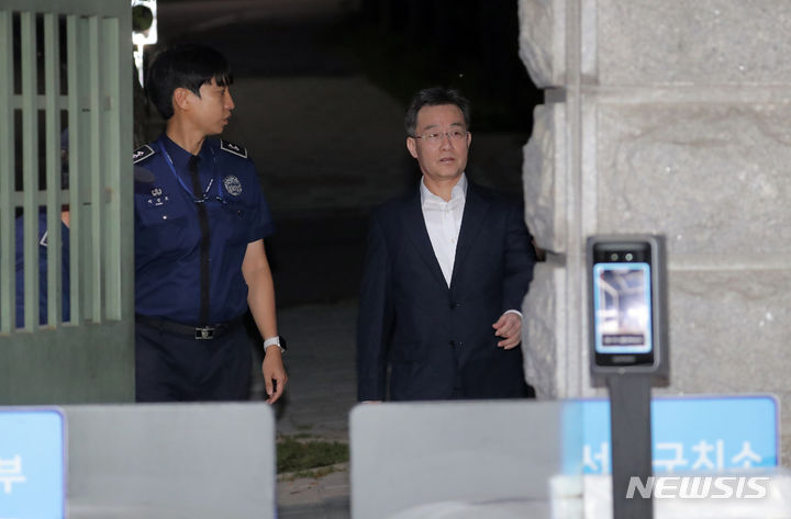 [의왕=뉴시스] 김금보 기자 = 화천대유자산관리 대주주 김만배씨가 7일 새벽 경기 의왕 서울구치소에서 만기출소하고 있다. 6일 법원이 화천대유자산관리 대주주 김만배씨에 대한 추가 구속영장을 발부하지 않기로 하면서 김씨는 두 번째로 구치소를 출소하게 됐다. 김씨는 지난 3월8일 대장동 개발사업 수익 390억여원을 빼돌려 숨긴 혐의 등으로 구속기소됐다. 형사소송법상 1심 단계에서 최대 6개월간 미결수 피고인을 구금할 수 있는데, 김씨의 구속 기한은 7일까지였다. 2023.09.07. kgb@newsis.com