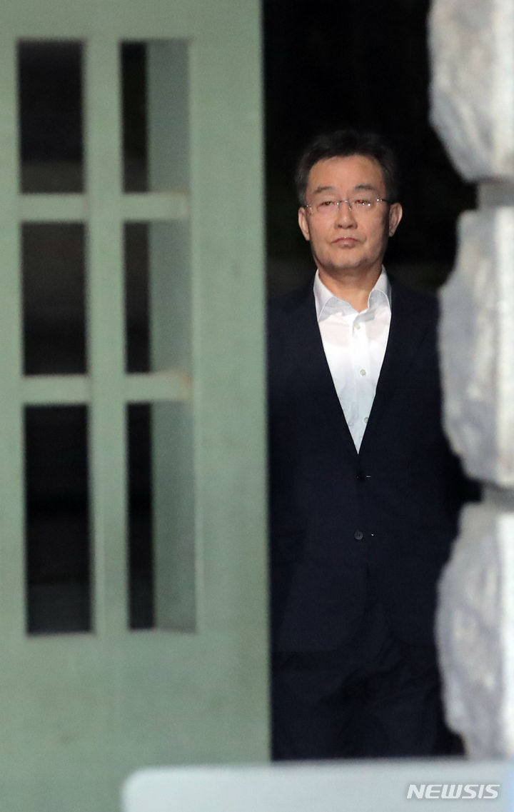 [의왕=뉴시스] 김금보 기자 = 화천대유자산관리 대주주 김만배씨가 7일 새벽 경기 의왕 서울구치소에서 만기출소하고 있다. 6일 법원이 화천대유자산관리 대주주 김만배씨에 대한 추가 구속영장을 발부하지 않기로 하면서 김씨는 두 번째로 구치소를 출소하게 됐다. 김씨는 지난 3월8일 대장동 개발사업 수익 390억여원을 빼돌려 숨긴 혐의 등으로 구속기소됐다. 형사소송법상 1심 단계에서 최대 6개월간 미결수 피고인을 구금할 수 있는데, 김씨의 구속 기한은 7일까지였다. 2023.09.07. kgb@newsis.com