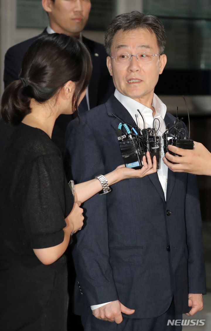 [의왕=뉴시스] 김금보 기자 = 화천대유자산관리 대주주 김만배씨가 7일 새벽 경기 의왕 서울구치소에서 만기출소하며 취재진 질문에 답하고 있다. 6일 법원이 화천대유자산관리 대주주 김만배씨에 대한 추가 구속영장을 발부하지 않기로 하면서 김씨는 두 번째로 구치소를 출소하게 됐다. 김씨는 지난 3월8일 대장동 개발사업 수익 390억여원을 빼돌려 숨긴 혐의 등으로 구속기소됐다. 형사소송법상 1심 단계에서 최대 6개월간 미결수 피고인을 구금할 수 있는데, 김씨의 구속 기한은 7일까지였다. 2023.09.07. kgb@newsis.com