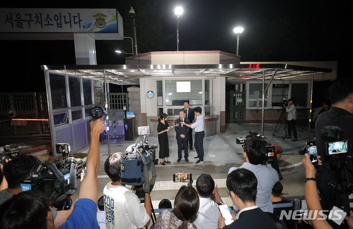 [의왕=뉴시스] 김금보 기자 = 화천대유자산관리 대주주 김만배씨가 7일 새벽 경기 의왕 서울구치소에서 만기출소하며 취재진 질문에 답하고 있다. 6일 법원이 화천대유자산관리 대주주 김만배씨에 대한 추가 구속영장을 발부하지 않기로 하면서 김씨는 두 번째로 구치소를 출소하게 됐다. 김씨는 지난 3월8일 대장동 개발사업 수익 390억여원을 빼돌려 숨긴 혐의 등으로 구속기소됐다. 형사소송법상 1심 단계에서 최대 6개월간 미결수 피고인을 구금할 수 있는데, 김씨의 구속 기한은 7일까지였다. 2023.09.07. kgb@newsis.com