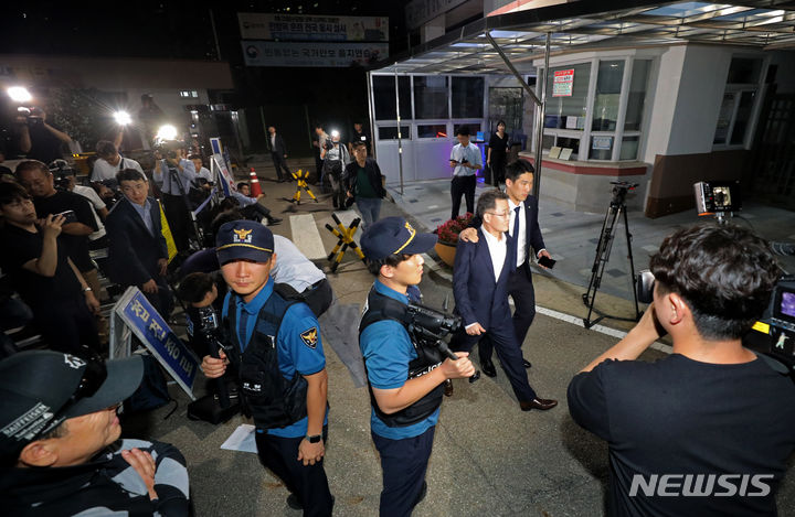 [의왕=뉴시스] 김금보 기자 = 화천대유자산관리 대주주 김만배씨가 7일 새벽 만기출소로 경기 의왕 서울구치소를 나서고 있다. 6일 법원이 화천대유자산관리 대주주 김만배씨에 대한 추가 구속영장을 발부하지 않기로 하면서 김씨는 두 번째로 구치소를 출소하게 됐다. 김씨는 지난 3월8일 대장동 개발사업 수익 390억여원을 빼돌려 숨긴 혐의 등으로 구속기소됐다. 형사소송법상 1심 단계에서 최대 6개월간 미결수 피고인을 구금할 수 있는데, 김씨의 구속 기한은 7일까지였다. 2023.09.07. kgb@newsis.com