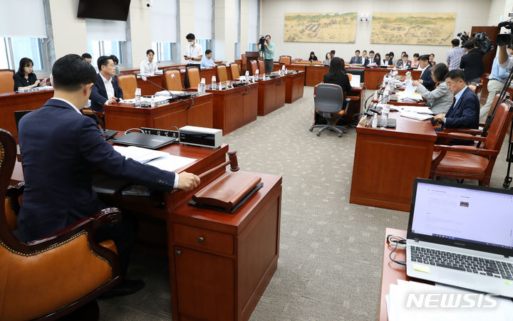 [서울=뉴시스] 이영환 기자 = 김영호 국회 교육위원회 법안심사소위원장이 지난 7일 오전 서울 여의도 국회에서 열린 법안심사소위원회에서 의사봉을 두드리고 있다. 2023.09.07. 20hwan@newsis.com
