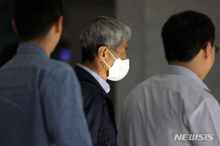 [서울=뉴시스] 조성우 기자 = 신학림 전 언론노조위원장이 7일 오전 서울 서초구 서울중앙지방검찰청에서 화천대유자산관리 대주주 김만배 씨와 허위 인터뷰 의혹 관련 조사를 받기 위해 출석하고 있다. 2023.09.07. xconfind@newsis.com
