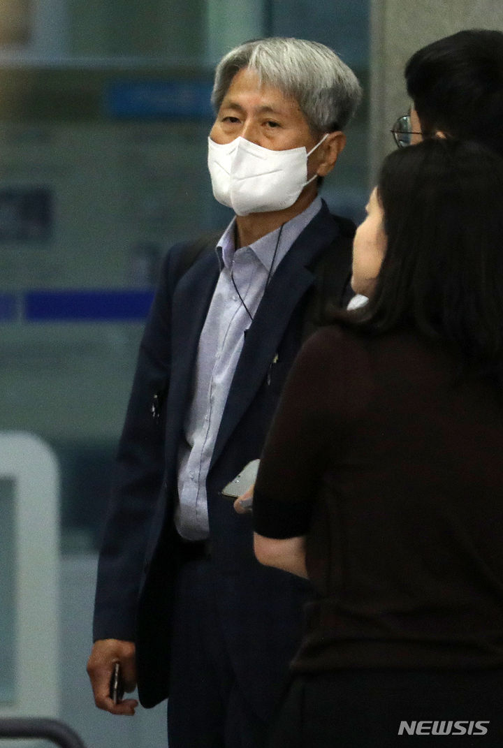 [서울=뉴시스] 조성우 기자 = 신학림 전 언론노조위원장이 7일 오전 서울 서초구 서울중앙지방검찰청에서 화천대유자산관리 대주주 김만배 씨와 허위 인터뷰 의혹 관련 조사를 받기 위해 출석하고 있다. 2023.09.07. xconfind@newsis.com