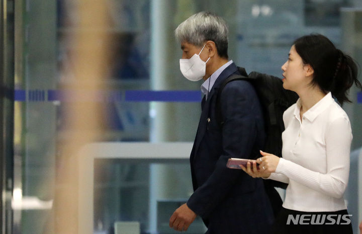[서울=뉴시스] 조성우 기자 = 신학림 전 언론노조위원장이 7일 오전 서울 서초구 서울중앙지방검찰청에서 화천대유자산관리 대주주 김만배 씨와 허위 인터뷰 의혹 관련 조사를 받기 위해 출석하고 있다. 2023.09.07. xconfind@newsis.com