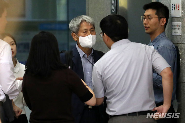 [서울=뉴시스] 조성우 기자 = 신학림 전 언론노조위원장이 7일 오전 서울 서초구 서울중앙지방검찰청에서 화천대유자산관리 대주주 김만배 씨와 허위 인터뷰 의혹 관련 조사를 받기 위해 출석하고 있다. 2023.09.07. xconfind@newsis.com