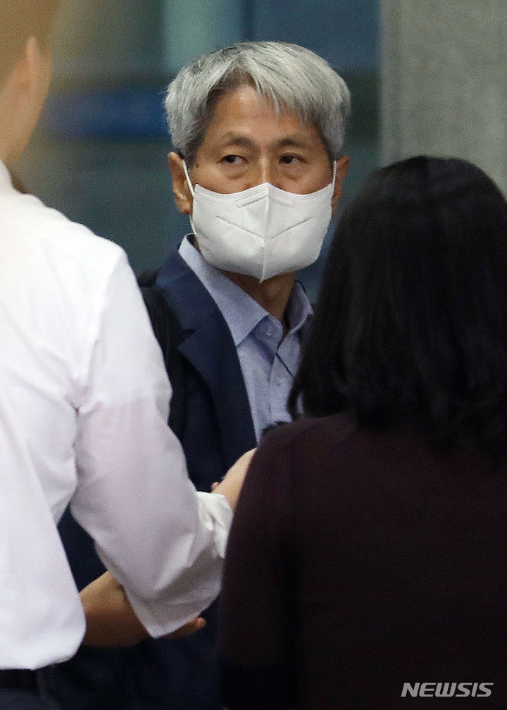 [서울=뉴시스] 조성우 기자 = 신학림 전 언론노조위원장이 7일 오전 서울 서초구 서울중앙지방검찰청에서 화천대유자산관리 대주주 김만배 씨와 허위 인터뷰 의혹 관련 조사를 받기 위해 출석하고 있다. 2023.09.07. xconfind@newsis.com