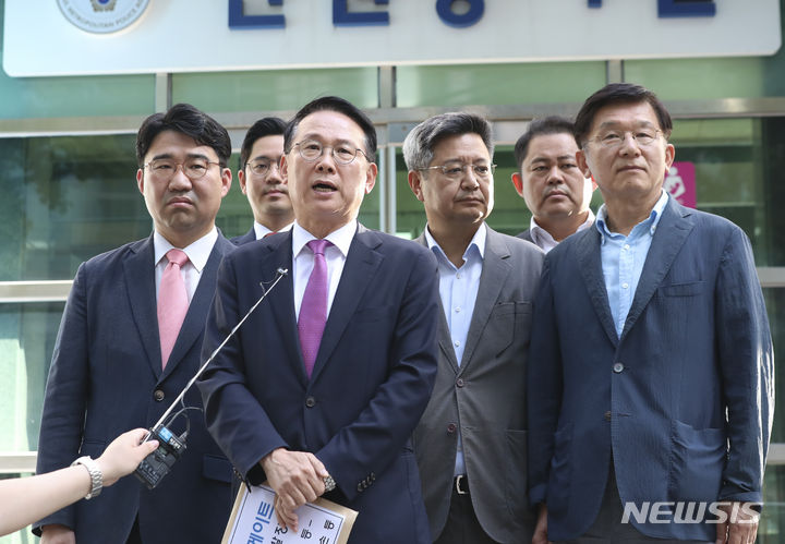 [서울=뉴시스] 김근수 기자 = 윤두현 국민의힘 미디어정책조정특별위원회 위원장과 김장겸 가짜뉴스·괴담방지 특별위원회 위원장이 7일 오전 서울 종로구 서울경찰청 민원봉사실에 고발장 접수에 앞서 취재진 질문에 답하고 있다. 국민의힘 미디어정책조정특별위원회, 가짜뉴스·괴담방지 특별위원회는 김만배 및 신학림 전 전국언론노조위원장, 뉴스타파·MBC 소속 기자 7명을 당시 국민의힘 대통령 후보였던 윤 대통령에 대한 형법과 정보통신망법상 허위사실에 의한 명예훼손 혐의로 고발한다고 밝혔다. 2023.09.07. ks@newsis.com