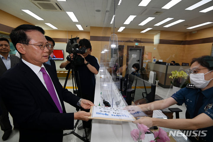 [서울=뉴시스] 김근수 기자 = 윤두현 국민의힘 미디어정책조정특별위원회 위원장, 김장겸 가짜뉴스괴담방지특별위원회 위원장, 원영섭 미디어법률단장 등 위원들이 7일 오전 서울 종로구 서울경찰청에 '대장동 허위 인터뷰' 관련 김만배, 신학림 등 기자 7명을 허위사실 유포 및 명예훼손 고발장을 접수하고 있다. (공동취재사진) 2023.09.07. photo@newsis.com