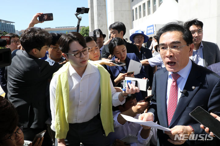 [서울=뉴시스] 고범준 기자 = 태영호 국민의힘 의원이 7일 오전 서울 여의도 국회 본청 앞 이재명 더불어민주당 대표 단식투쟁천막에서 항의 성명을 읽고 있다. 2023.09.07. bjko@newsis.com