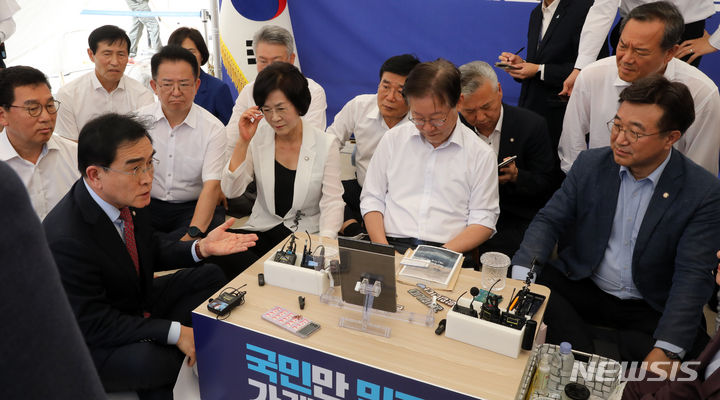 [서울=뉴시스] 고범준 기자 = 태영호 국민의힘 의원이 7일 오전 서울 여의도 국회 본청 앞 단식투쟁천막에서 단식투쟁 8일차인 이재명 더불어민주당 대표에게 항의 방문해 발언하고 있다. 2023.09.07. bjko@newsis.com
