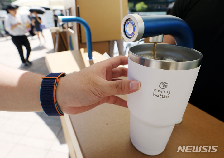 [서울=뉴시스]텀블러에 커피를 내리는 모습. 사진은 기사와 관련 없음 (뉴시스DB)