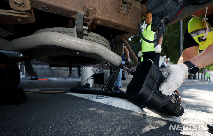 [서울=뉴시스] 김진아 기자 = '푸른 하늘의 날'을 맞은 7일 오전 서울 종로구 자하문로에서 서울시 관계자들이 차량 배기관에 설치한 매연 측정기를 통해 매연 농도를 측정하고 있다. 서울시는 이날 청와대 인근에서 시민과 함께 합동으로 공회전 및 노후경유차 배출가스 점검 및 홍보캠페인을 진행했다. 2023.09.07. bluesoda@newsis.com
