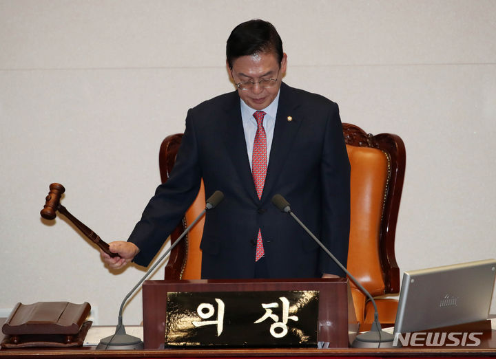 [서울=뉴시스] 고범준 기자 = 정우택 국회 부의장이 7일 오후 서울 여의도 국회 본회의장에서 열린 제410회국회(정기회) 제4차 본회의 경제 분야 대정부 질문에서 의사봉을 두드리고 있다. 2023.09.07. bjko@newsis.com