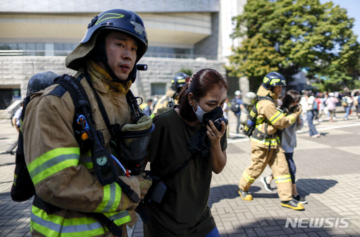[서울=뉴시스] 정병혁 기자 = 7일 서울 송파구 올림픽공원 핸드볼경기장에서 소방, 군, 경찰, 서울시 관계자들이 '송파구 재난대응 안전한국훈련'을 하고 있다. 2023.09.07. jhope@newsis.com