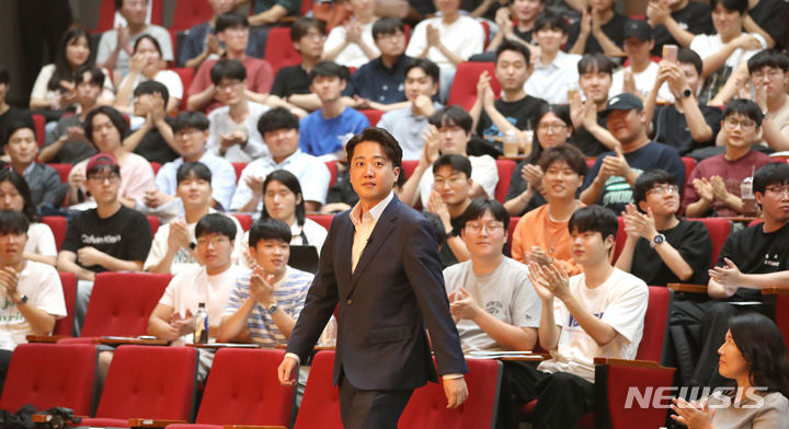 [인천=뉴시스] 전진환 기자 = 이준석 전 국민의힘 대표가 7일 오후 인천 연수구 인천대학교 소극장으로 특강을 위해 입장하며 학생들의 박수를 받고 있다. 2023.09.07. amin2@newsis.com