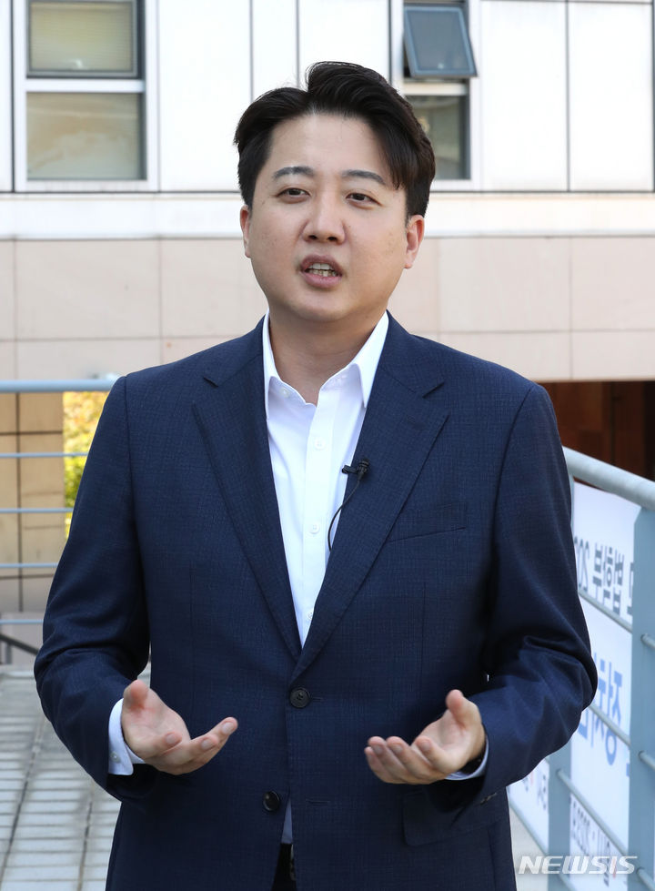 [인천=뉴시스] 전진환 기자 = 이준석 전 국민의힘 대표가 7일 오후 인천 연수구 인천대학교 소극장에서 학생들을 대상으로 특강을 하기에 앞서 기자 질문에 답하고 있다. 2023.09.07. amin2@newsis.com