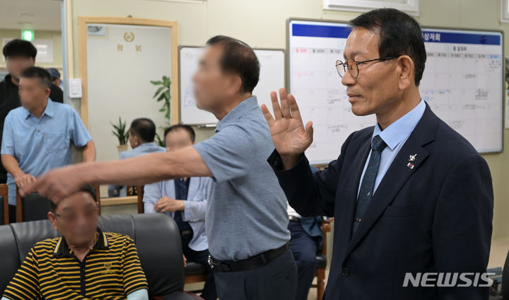 [광주=뉴시스] 이영주 기자 = 7일 오후 광주 서구 5·18민주화운동부상자회 사무실에서 보조금 횡령 의혹을 받는 부상자회 전 간부 A씨와 황일봉 부상자회장이 서로 입장을 밝히고 있다. 2023.09.07. leeyj2578@newsis.com