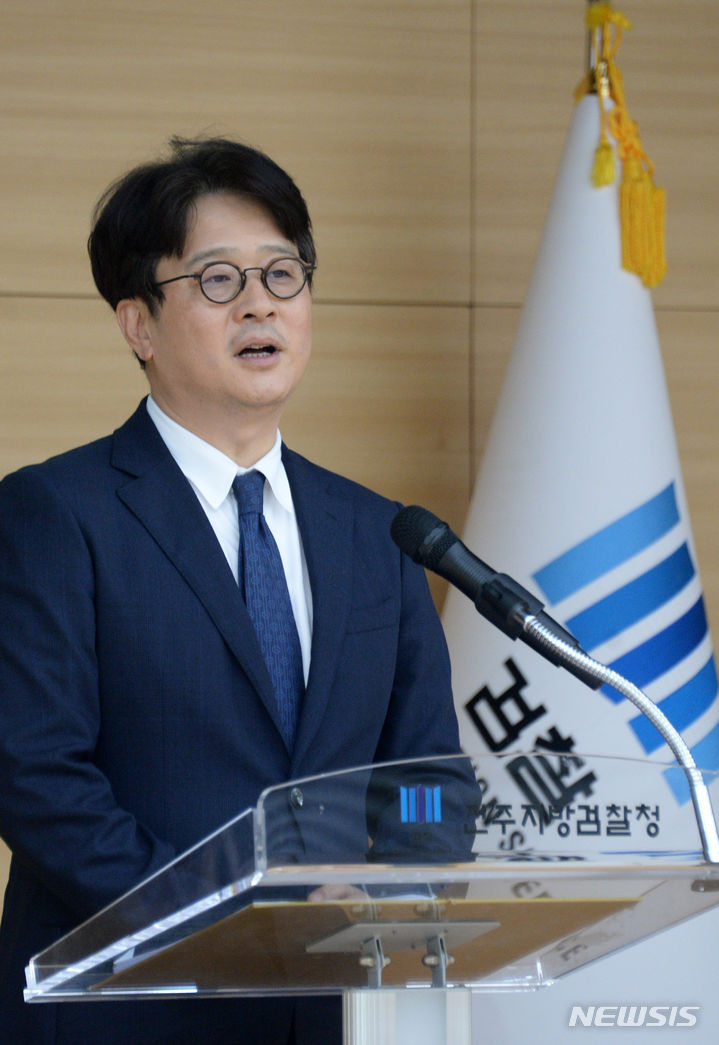 [전주=뉴시스] 김얼 기자 = 이창수 전주지방검찰청 검사장이 7일 전북 전주시 전주지방검찰청 대회의실에서 취임식을 갖고 취임사를 하고 있다. 2023.09.07. pmkeul@nwsis.com