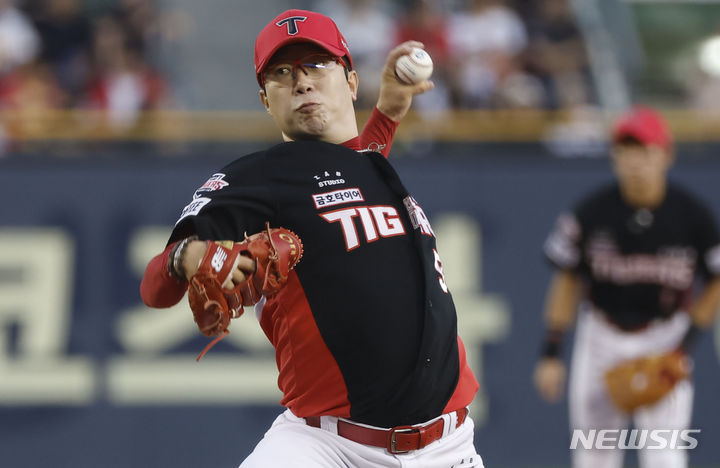 [서울=뉴시스] 정병혁 기자 = 6일 서울 송파구 잠실야구장에서 열린 2023 프로야구 KIA 타이거즈 대 두산베어스의 경기, KIA 선발 양현종이 역투하고 있다. 2023.09.07. jhope@newsis.com