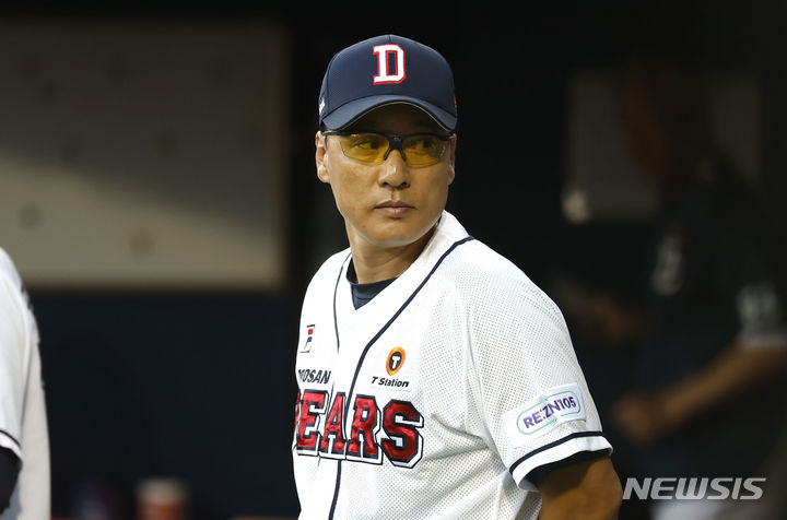 [서울=뉴시스] 정병혁 기자 = 지난 2023년 9월6일 서울 송파구 잠실야구장에서 열린 2023 프로야구 KIA 타이거즈 대 두산베어스의 경기, 두산 이승엽 감독이 경기를 기다리고 있다. 2023.09.07. jhope@newsis.com