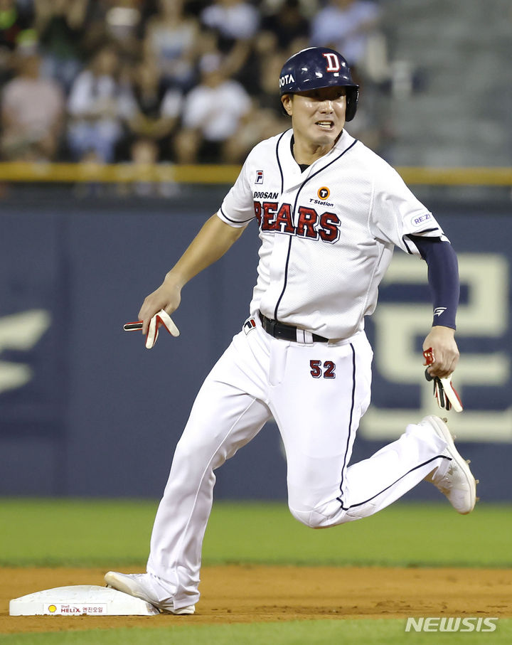 [서울=뉴시스] 정병혁 기자 = 6일 서울 송파구 잠실야구장에서 열린 2023 프로야구 KIA 타이거즈 대 두산베어스의 경기, 3회말 2사 주자 1루 상황 두산 로하스 타석 때 KIA 선발 양현종의 폭투로 1루 주자 김재호가 2루로 진루하고 있다. 2023.09.07. jhope@newsis.com