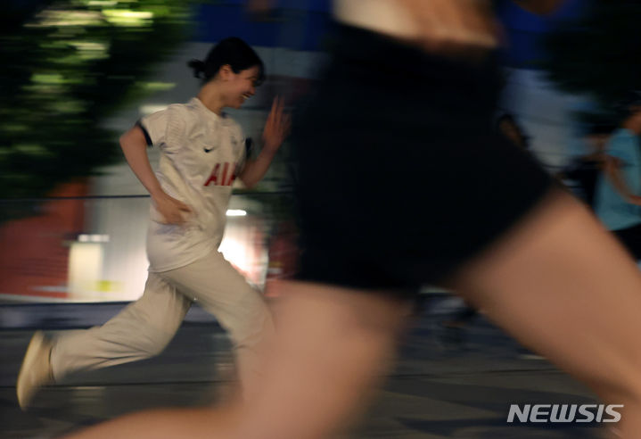 [서울=뉴시스] 고승민 기자 = 7일 서울 종로구 다시세운광장에서 열린 7979 동네방네 러닝크루 행사에서 참가자들이 달리기를 하고 있다. 7979 러닝크루는 서울시의 생활체육 프로그램으로 올해 4월 시작한 이후 현재까지 약 2000명이 참여했다. 매주 목요일 오후 7시 광화문광장과 반포한강공원, 여의도공원에서 누구나 참가 가능하다. 서울시는 또 이날과 오는 14일 종로·강서·도봉구로 찾아가 지역 주민과 함께하는 '7979 동네방네 러닝크루'를 시범 운영한다. 2023.09.07. kkssmm99@newsis.com