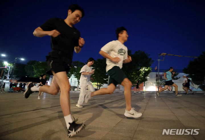 [서울=뉴시스] 고승민 기자 = 지난 2023년 9월7일 서울 종로구 다시세운광장에서 열린 7979 동네방네 러닝크루 행사에서 참가자들이 달리기를 하고 있다. (사진은 기사와 직접 관련이 없습니다.) 2023.09.07. kkssmm99@newsis.com