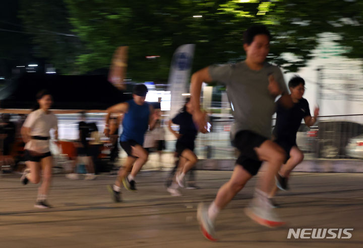 [서울=뉴시스] 고승민 기자 = 지난해 9월 7일 서울 종로구 다시세운광장에서 열린 7979 동네방네 러닝크루 행사에서 참가자들이 달리기를 하고 있다. (해당 사진은 기사와 직접 관련이 없습니다.) 2023.09.07. kkssmm99@newsis.com