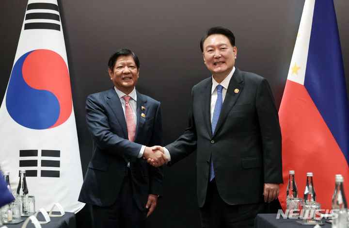 [자카르타=뉴시스] 전신 기자 = 윤석열 대통령이 7일(현지시간) 자카르타 시내 한 호텔에서 열린 한-필리핀 정상회담에서 페르디난드 마르코스 주니어 필리핀 대통령과 악수하고 있다. (공동취재) 2023.09.07. photo1006@newsis.com