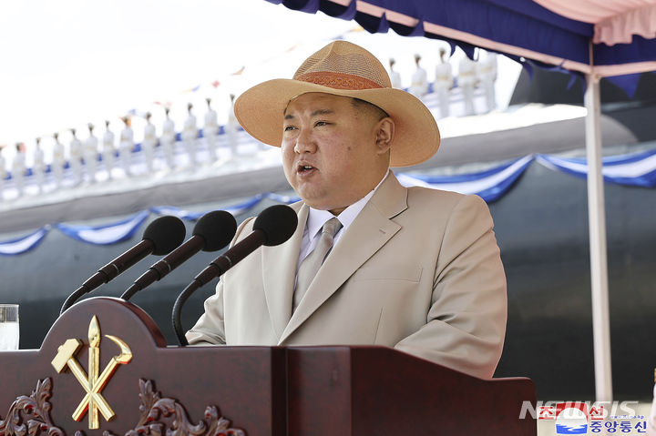[평양=AP/뉴시스] 북한 조선중앙통신이 8일 제공한 사진에 지난 6일 열린 전술핵공격잠수함 '김군옥 영웅함' 진수식에 김정은 북한 국무위원장이 참석해 발언하고 있다. 2023.09.08.